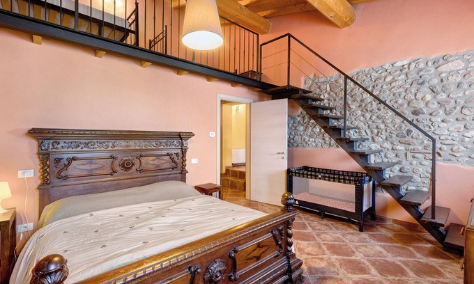 Campagnolo Apartment | Room 'Amilcare' with Shared Terrace, Wi-Fi and Air Conditioning
