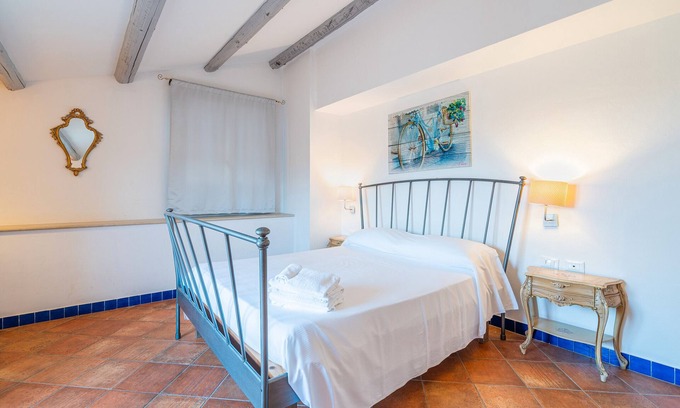 Syracuse Apartment | Room 'Cabernet R12' with Shared Pool, Wi-Fi and Air Conditioning