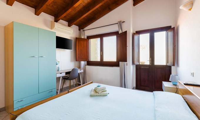Palmas Arborea Apartment | Room 'Camera 4' with Shared Terrace, Wi-Fi and Air Conditioning