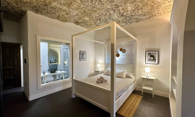 Setenil de las Bodegas Apartment | Room 'Cave 3' with Mountain Views, Private Pool and Wi-Fi