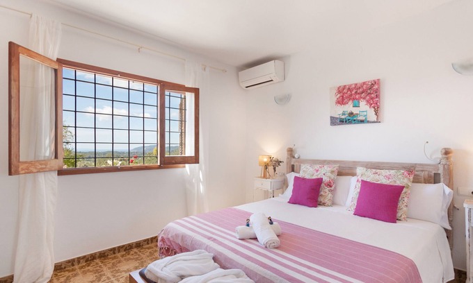 Sant Carles de Peralta Apartment | Room 'Cerezo' with Mountain View, Wi-Fi and Air Conditioning