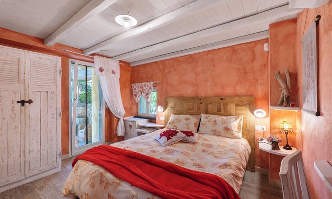 Moneglia Apartment | Room 'Corallo' with Private Terrace, Wi-Fi and Air Conditioning