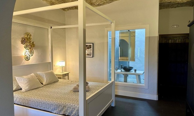 Setenil de las Bodegas Apartment | Room 'Cueva 2' with Mountain View, Private Pool and Wi-Fi