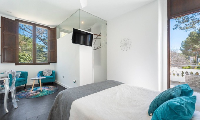 Navajas Apartment | Room 'Esmeralda' with Mountain View, Wi-Fi and Air Conditioning
