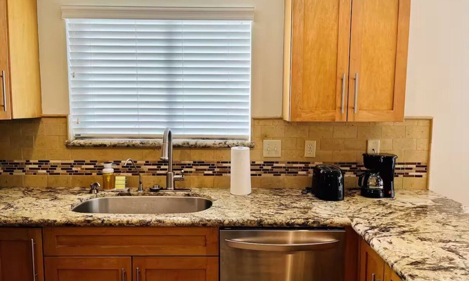 Summerlin House | Room in Cheerful 2-bed House - Shared bathroom