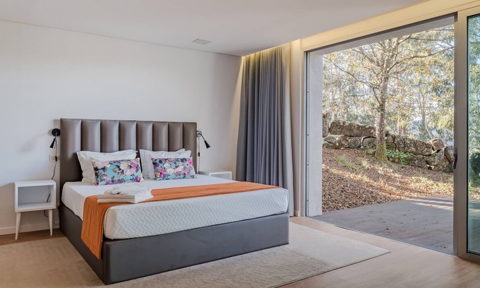 Vieira do Minho Apartment | Room 'King Deluxe - Oak Nature' with Shared Pool, Shared Terrace and Wi-Fi