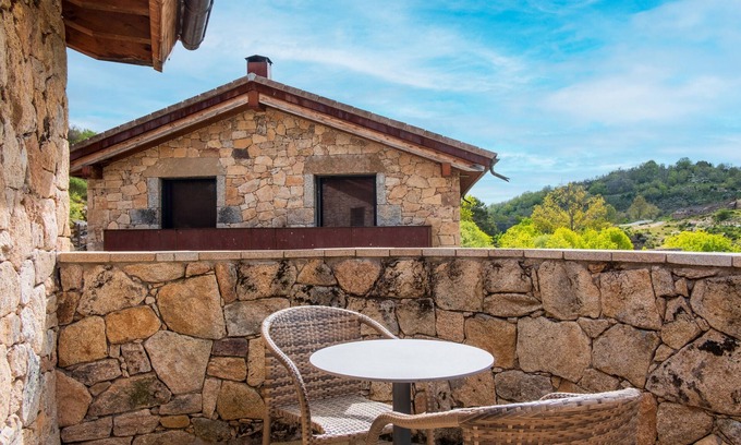 San Juan de Gredos Apartment | Room 'La Mira Chimenea Y Terraza' with Mountain View, Private Terrace and Wi-Fi