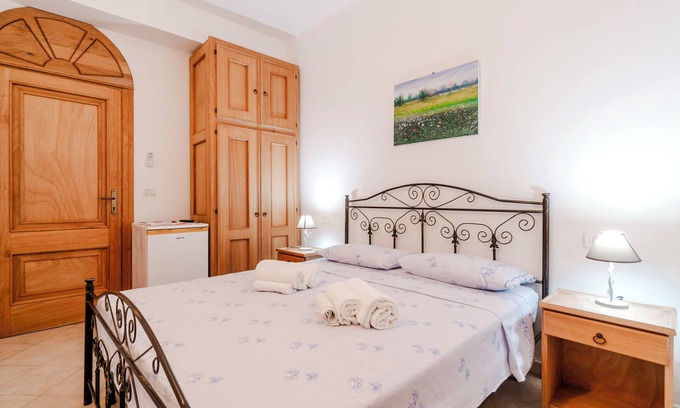Presicce Apartment | Room 'La Saracina - Camera 3' with Shared Terrace, Wi-Fi and Air Conditioning