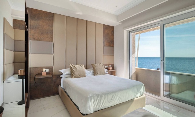 Chiaia Apartment | Room 'Luxury Seaview Con Jacuzzi' with Balcony, Wi-Fi and Air Conditioning