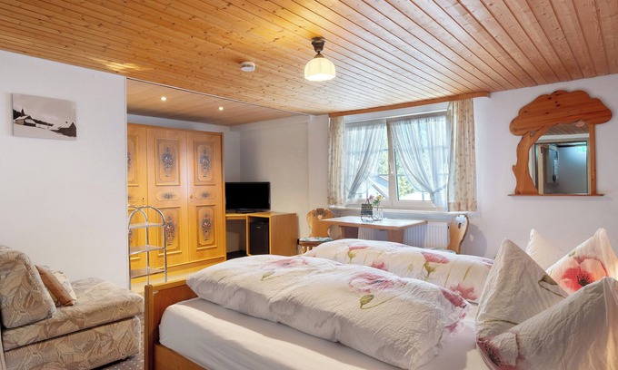 Titisee-Neustadt Apartment | Room 'Nr 5' with Mountain View, Shared Terrace and Wi-Fi
