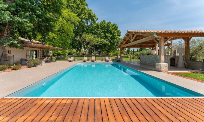 Saint-Andiol Apartment | Room 'Octavie' with Shared Garden, Wi-Fi and Air Conditioning