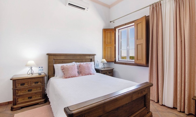 Espirito Santo Apartment | Room 'Quarto Rosa - Countryside View' with Shared Pool, Wi-Fi and Air Conditioning