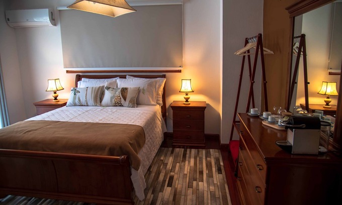 Macedo de Cavaleiros Apartment | Room 'Quarto Ferreirinha' with Mountain View, Wi-Fi and Air Conditioning