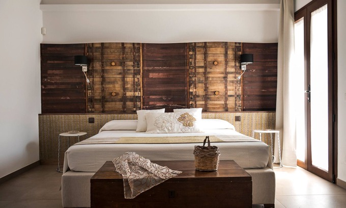 Ispica Apartment | Room 'Riofavara Winery - Suite Barrique' with Private Terrace, Wi-Fi and Air Conditioning