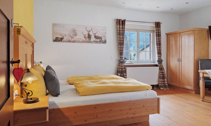 Forbach Apartment | Room 'Schwarzwald' with shared terrace, shared garden and Wi-Fi