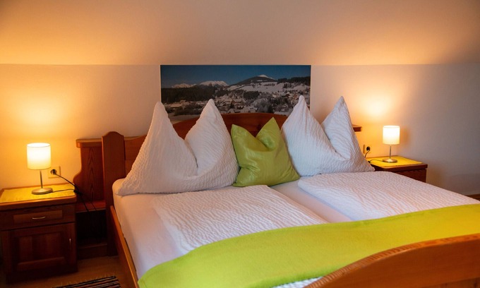 Sankt Andrae im Lungau Apartment | Room 'Seifterhof - Double Room' with Mountain View, Shared Terrace and Wi-Fi