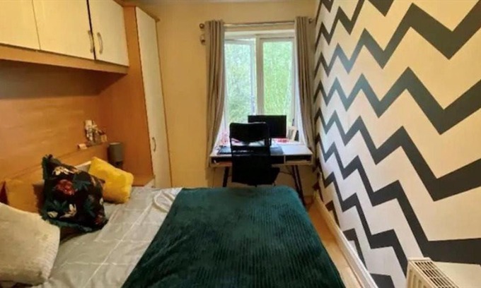 Sutton Cross House | Room To Rent