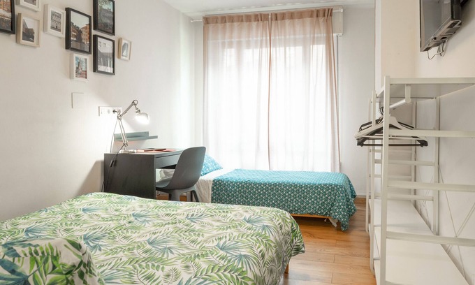 Distrito Llano Apartment | Room 'Varsovia' with Wi-Fi