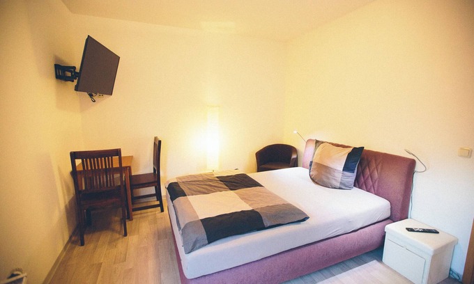 Schwarza Apartment | Room with queen size bed and bathroom, tv, Netflix, wifi