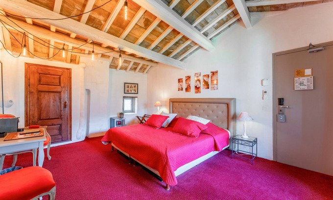 Collias Apartment | Room with Vintage Bath, Shared Pool, Wi-Fi and Air Conditioning