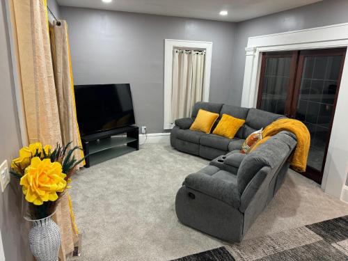 Minneapolis House | Rooms at Broadway Booking