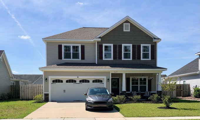 Leland House | Roomy house close to the beaches! Community pool +bar room and garage