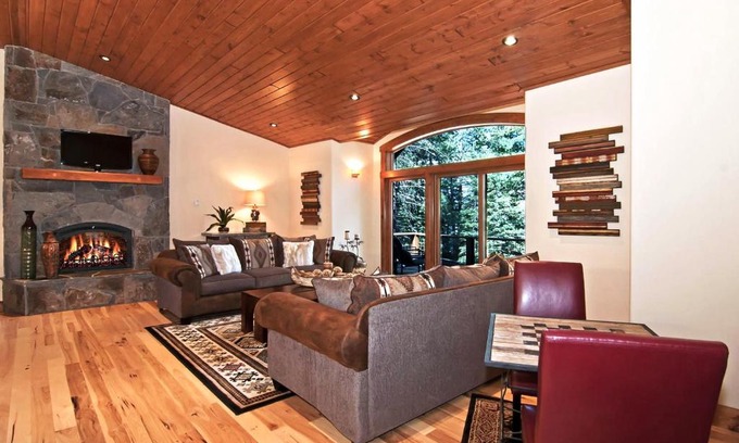 Ridgewood House | Rooney Ridge - Luxury 2600 Sq Ft, Cozy Fireplace, Family Room, Ping Pong Table!