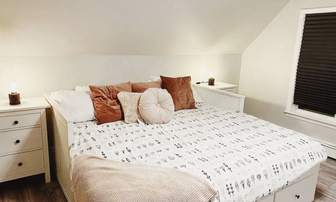 Fredericton Apartment | Rosé All Day King Studio | Retro Vibes | Downtown|