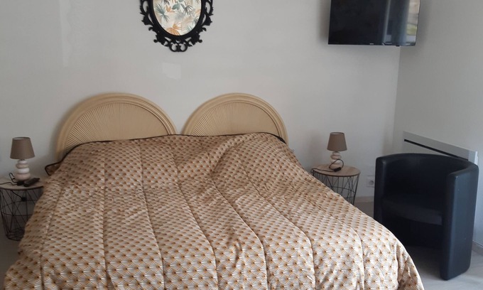 Roscoff Apartment | Roscoff 500m thalasso beach port STUDIO 2 pers (parking-terrace)