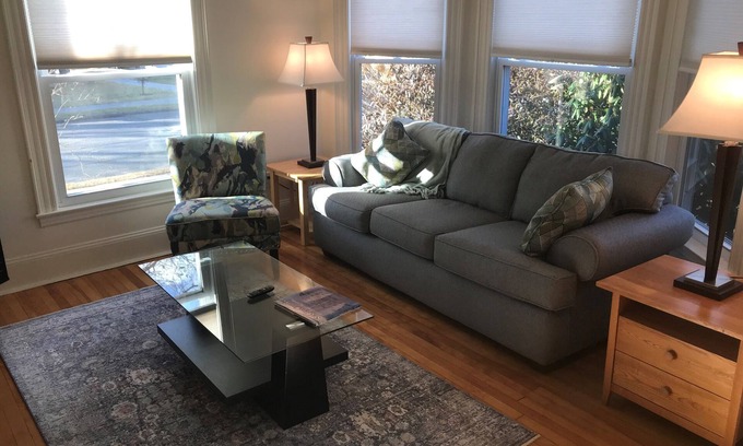 Rosemont Apartment | Rosemont 1st Fl: 2BR: Sunny Spacious Convenient