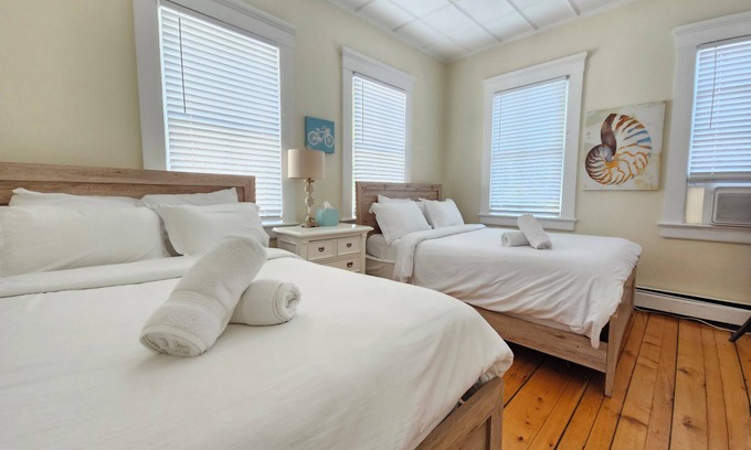 Yachting Village Apartment | 'Rosie' downtown Newport