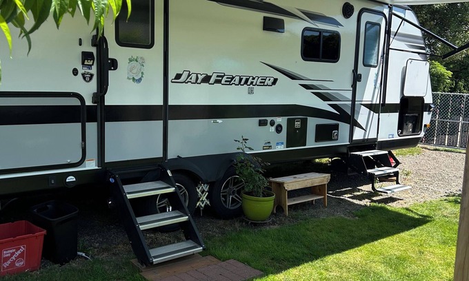 Canby House | Rosie Lea the RV nBackyard coziness close to downtown CanbynPet friendly