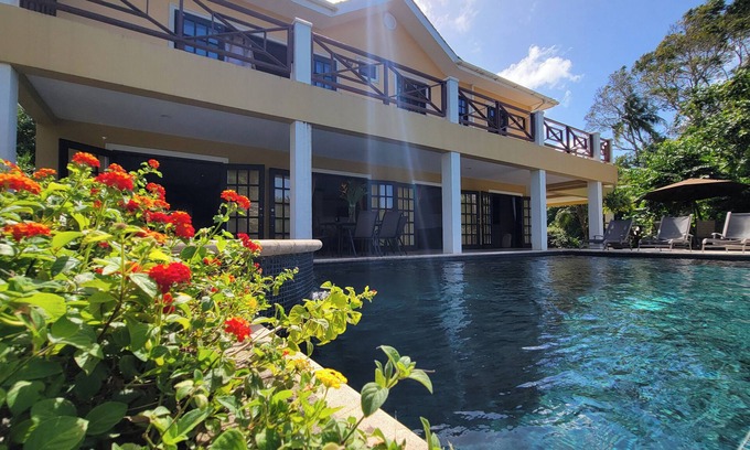Diamond Villa | Rosita with a Waterfall Jacuzzi & Rain Forest feel