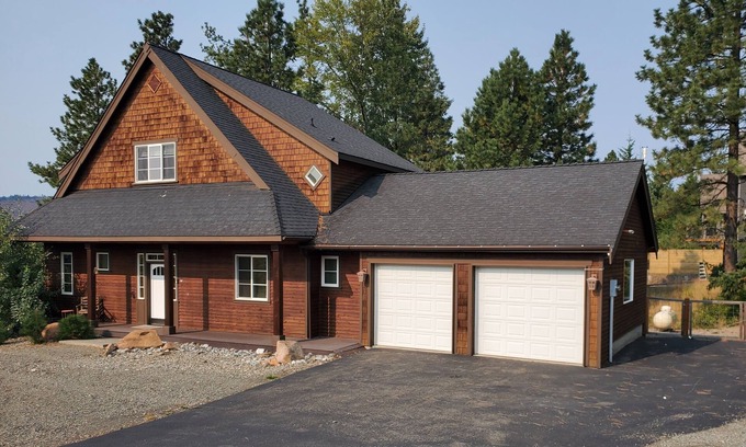 Ronald House | Roslyn Pines: Hot Tub, Spacious Deck, Dogs Welcome