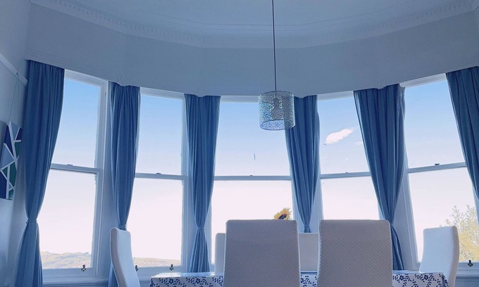 Roslyn Apartment | Roslyn Sea View Room—9 minutes walk to city center