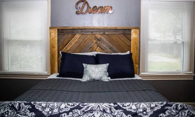 Amarillo House | Rosy Cozy(1)*Perfectly located off I-40 & I-27*