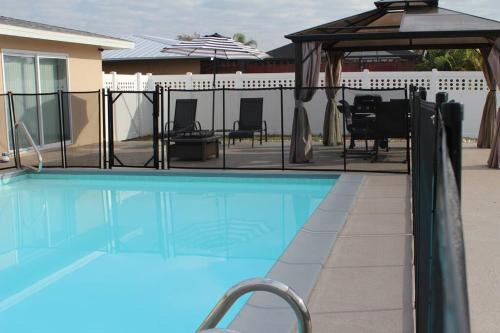 Oakland Hills House | Rotonda Pool Oasis Near Beaches - Sleeps 9