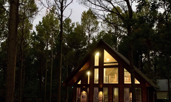 Broken Bow Cabin | Rowdy Coyote 🐺 Luxury Cabin-ZipLine-Arcade-Foosball-HotTub-FirePit-Gas Grill