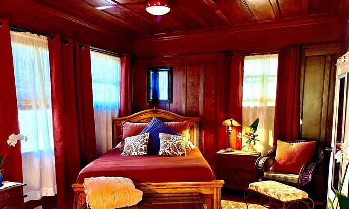 Hawi Bed & Breakfast | Royal Banyan Suite @ Vibrant Vegan Guesthouse/ Alcohol-free, smoke-free