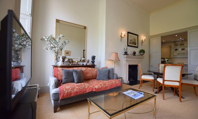 Upper Town Apartment | Royal Crescent Prospect - classic, sumptuous Georgian apartment overlooking The Crescent