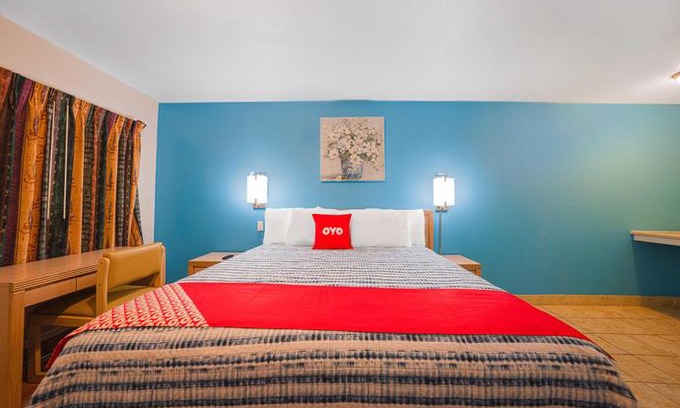 Larkspur Hotel | Royal Gateway Motel by OYO