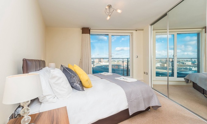 Chelmsford Apartment | Royal Tower, 2 bed apartment, stones throw to train station and city centre