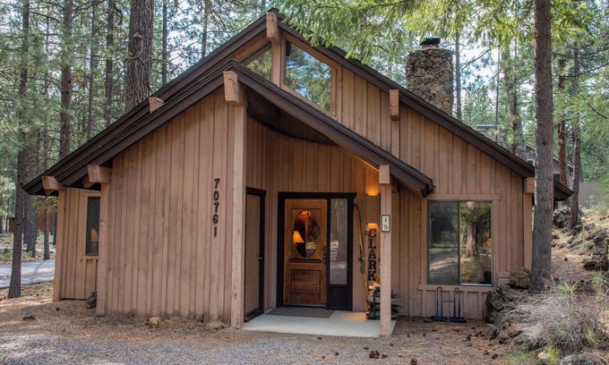 Black Butte Ranch Cabin | RR015 | Lovely Ranch cabin nestled in the woodsy Central Oregon landscape.