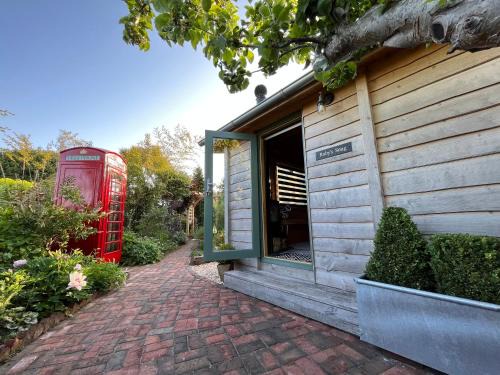Ventnor Apartment | Rubys Retreat Stylish Log Cabin-Hidden Garden