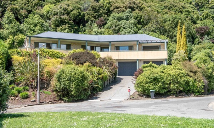Akaroa Cottage | Rue Noyer Lookout - Akaroa Holiday Home