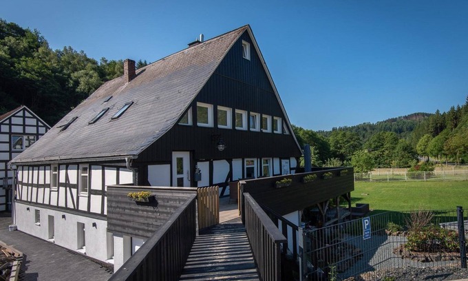 Elkeringhausen House | Ruim Sfeervol Appartement met Tuin Midden in de Natuur in de Buurt van Winterberg