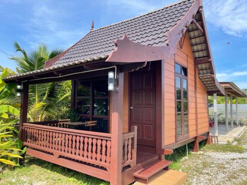 Kampung Bukit Tok Beng Ski Chalet | Rumah Kebun Gucher