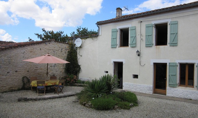 Coulgens Cottage | Rural Gite with private courtyard garden, Coulgens/St Angeau - sleeps 4 + baby