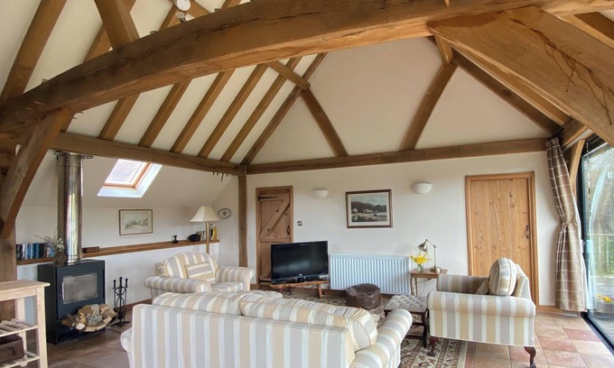 Steyning Cottage | Rural location, views to woods and large garden.