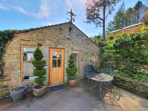 Little Hayfield House | Rural Peak District retreat in Little Hayfield One bedroom self contained property Dogs welcome